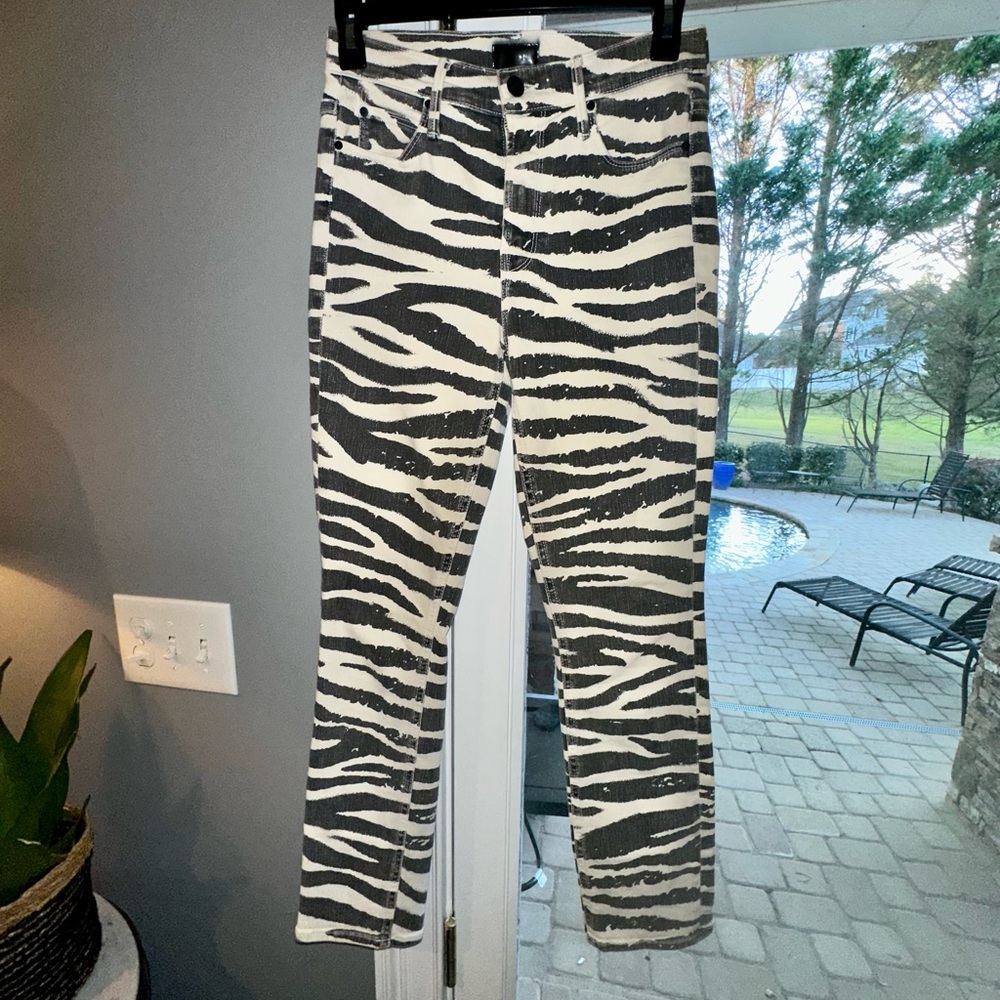 MOTHER “Herd That” Zebra mid rise , ankle lenght jeans.